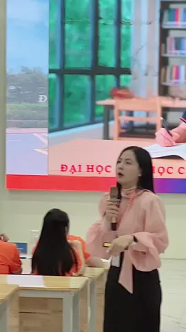 Sinh viên: vì sao cô yêu nghề. Cô Thảo: Vì được những lúc như thế này đây. Yêu cái cảm giác ấy. #côthảochillchill #idolGiangVien #GianVienLife #CôThảoDễThương #viraltiktok 