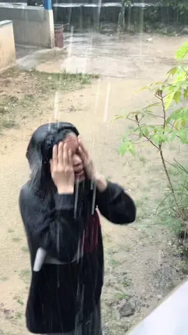 Nekat bermain hujan walau tau tak tahan dingin, dan benar aku sakit, aku demam😞 tapi ini bukan tentang hujan #sadvibes #rain #fyp #sadstory 
