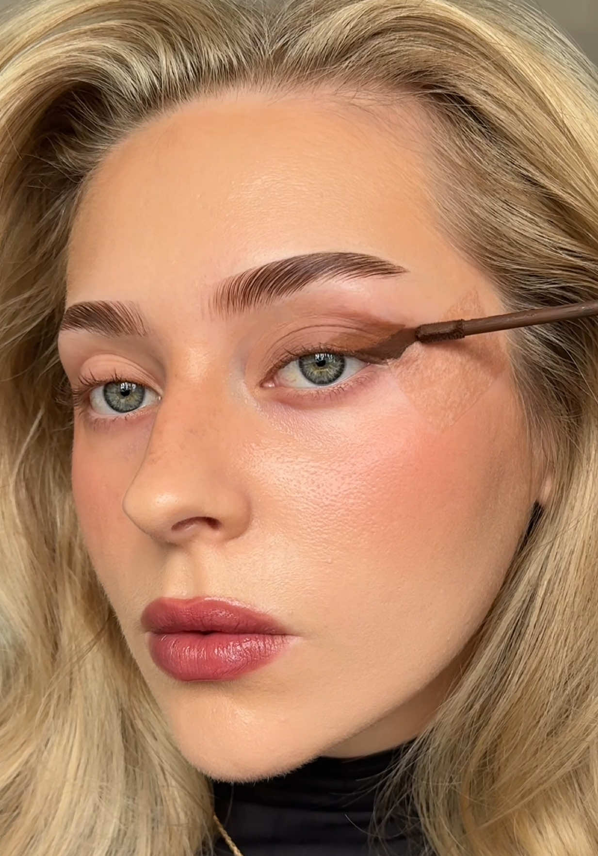 ombre eyes 🥮🧸🤎✨  products: @makeupbymario master mattes cream shadows (bisque, sands, sienna, espresso) @Benefit Cosmetics UK bad gal bang mascara in brown  @Laura Mercier rosewood lip liner + @Glossier ultralip lip balm in shade ember on the lipsss 👄 #makeup #autumnmakeup #makeuphacks #beautyhacks #eyemakeup 
