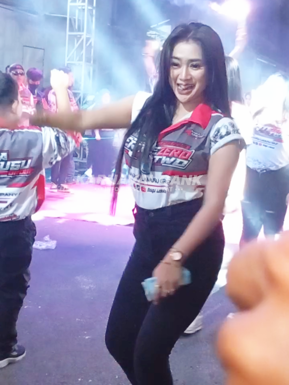 Halloo @adekpalen77 🥰Karnaval ngemplak tanjungarum sukorejo Pasuruan #dancercantik #valenwijaya #xyzbca #fyp 
