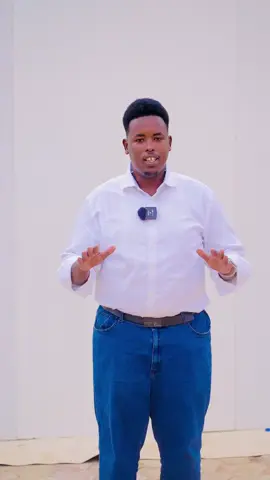 Yaa sameeyay calanka somalia 🇸🇴 taariikh aad horay u arag ayuu Proff ibi soo bandhigay #teamschool 