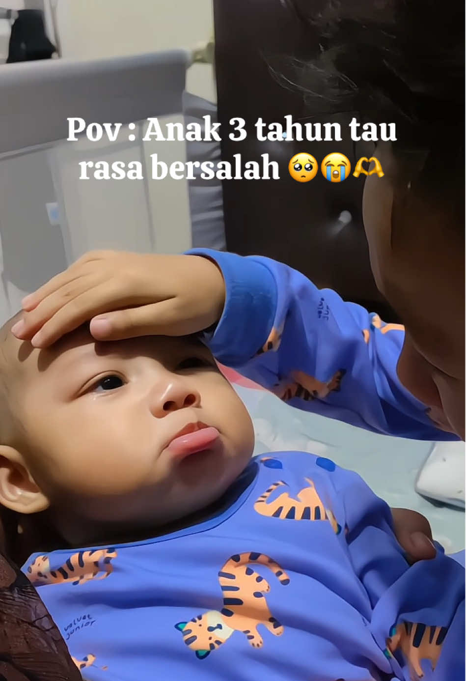 abangnya ga sengaja jatohin buku dimuka adiknya, lsg nangis ngusap muka adiknya 😭 abis ngerekam aku lsg peluk anak pertamaku juga 🥺🫶 #fyp #lewatberanda 