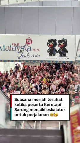 Meriah, penuh warna, dan penuh semangat! 🚆✨ Inilah momen ketika peserta Keretapi Sarong 2025 bersama-sama menaiki eskalator untuk memulai perjalanan budaya yang menyatukan semua. Tradisi, kebersamaan, dan cinta budaya ditunjukkan lewat sarong yang mereka kenakan. @LOCCO 🇲🇾 #KeretapiSarong2025 #KLSentral #SarongDay #fyp #keretapisarong 