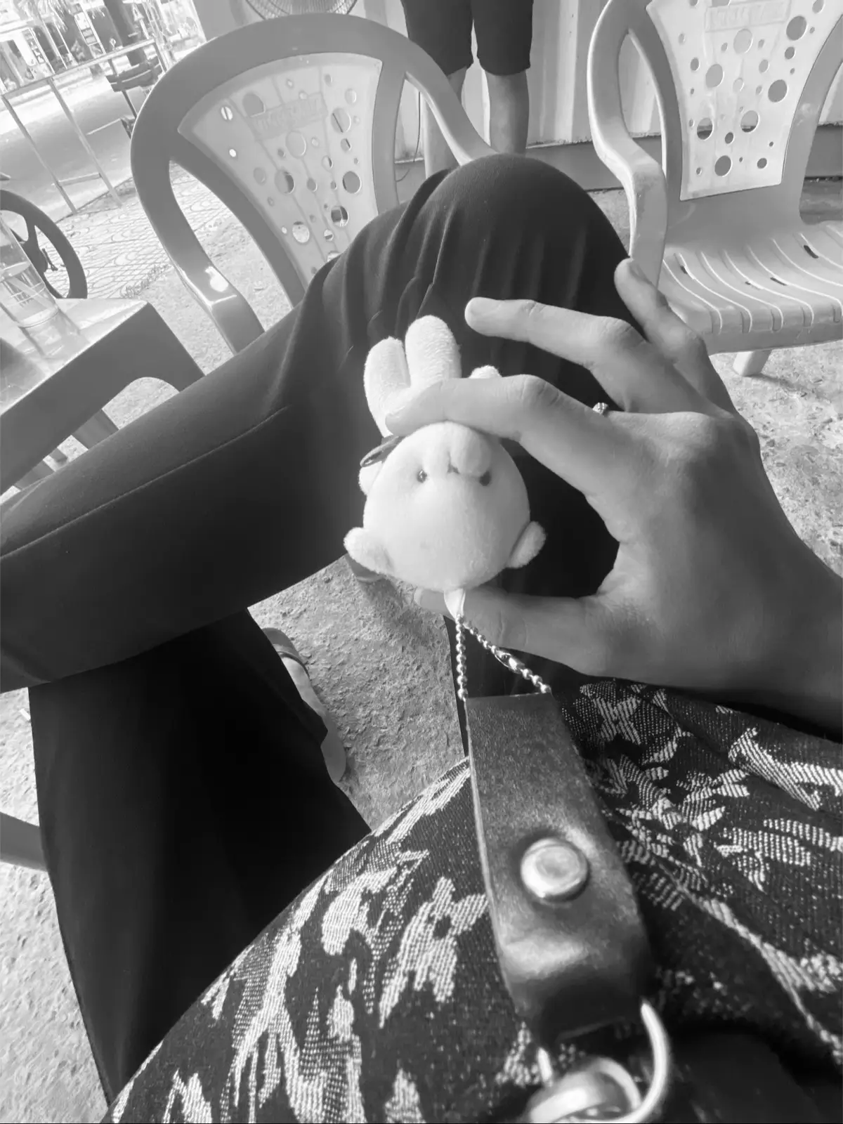 Ngày hôm đó, anh đã biết tất cả… nhưng vì nghĩ đến những kỷ niệm đẹp đã từng có, anh chọn cách im lặng, chọn cách bỏ qua và tự nhủ sẽ cố gắng thêm một lần nữa. Thế nhưng, mọi nỗ lực của anh chẳng thể chạm tới trái tim em, bởi điều anh mong muốn không còn là điều em muốn giữ lại nữa.