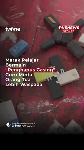 Permainan gasing dari penghapus yang disambung isi stapler dan paku payung tengah digemari pelajar SD. Namun, sejumlah guru dan kepala sekolah menilai permainan ini berbahaya karena berisiko melukai mata serta membuat anak boros membeli penghapus. Video viral menunjukkan guru meminta murid melepas isi stapler dari penghapus gasing, disertai imbauan orang tua melarang anak bermain. Meski begitu, tren ini menuai pro dan kontra, dengan sebagian warganet menilai permainan tersebut kreatif dan lebih baik daripada anak terus bermain gawai. #HardNews_Nasional #tvOne #CariBeritaditvOne #ONU01 #YOR03   