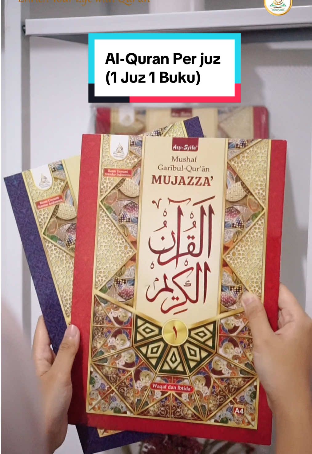 Jadi ini dia Al-Qur’an yang lagi banyak dicari Mushaf Garibul Qur’an dari Asy-Syifa!✨ Dengan ukuran A4 dan tulisan besar, dilengkapi tanda wakaf dan ibtida, Qur’an ini benar-benar memudahkan kamu yang punya target one day one juz. Dan yang paling spesial, setiap pembelian sudah langsung dapat free Dzikir Pagi Petang juga.  Cocok banget buat yang ingin mulai lebih teratur, lebih khusyuk, dan lebih semangat dalam tilawah harian🤗