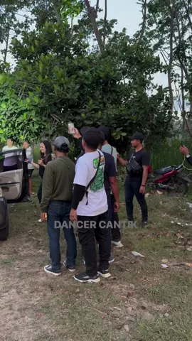 Seperti biasa, cece di kawal koko