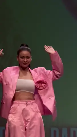 Engfa's signature dance 😍 crdt: noidemood #ENGLOTinfinityTourinEUROPE25 #EngfaWaraha #อิงฟ้าวราหะ #อิงฟ้ามหาชน #engfa32 
