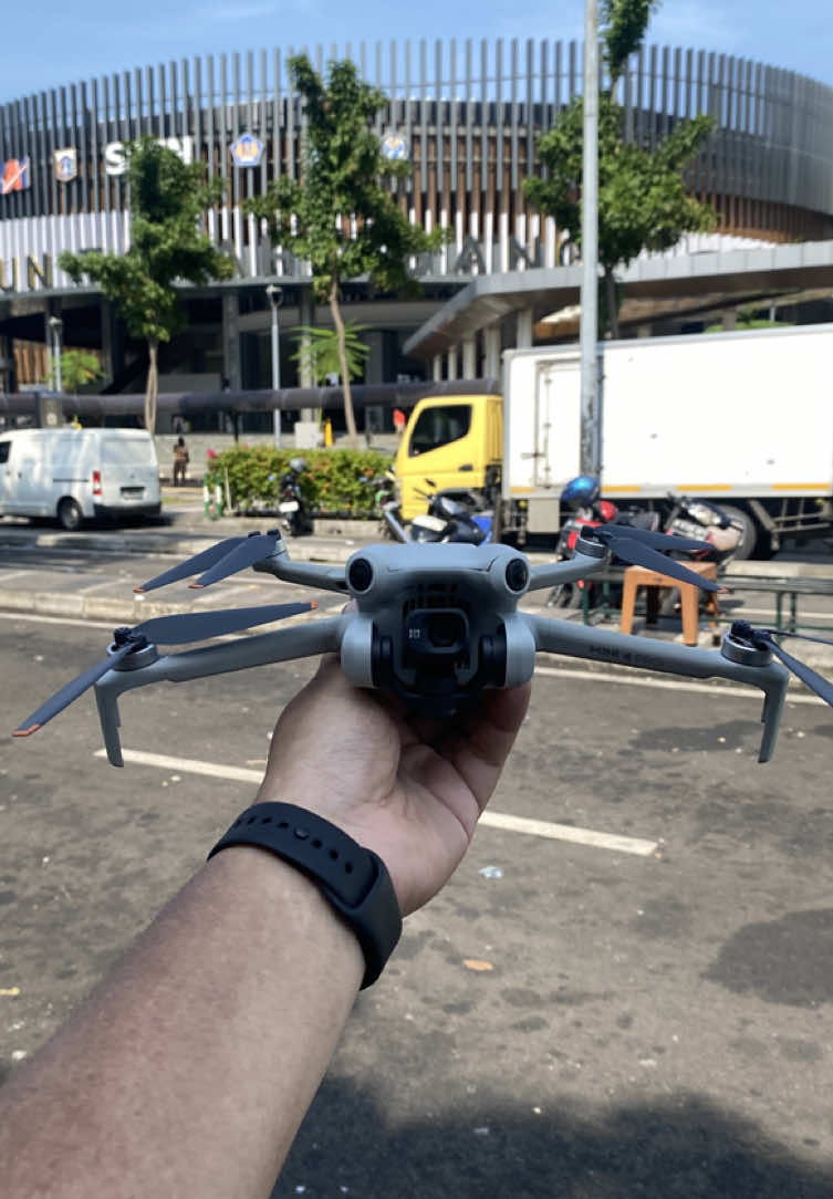 Asikin dulu lah, kita ikutin trend ge mu fa mi re dulu tapi pake drone 💃👯‍♂️ #gemufamire #drone #dji #dance #tiktok 