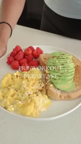 And then I have part 2 of my breakfast which is higher in protein after my workout! This time I had a smoothie☀️#simplebreakfast #healthyrecipes #healthybreakfast #preworkout 