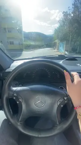 Përmas mbrapa te benzi #fypシ゚ @ANGELA🦉 #benz #fypシ゚ #foryoupage #foryou 