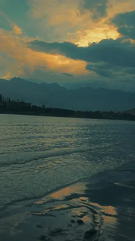 ایک طرف کل کائنات کی رونقیں اور ایک طرف پسندیدہ شخص کی کمی🦋🥀
