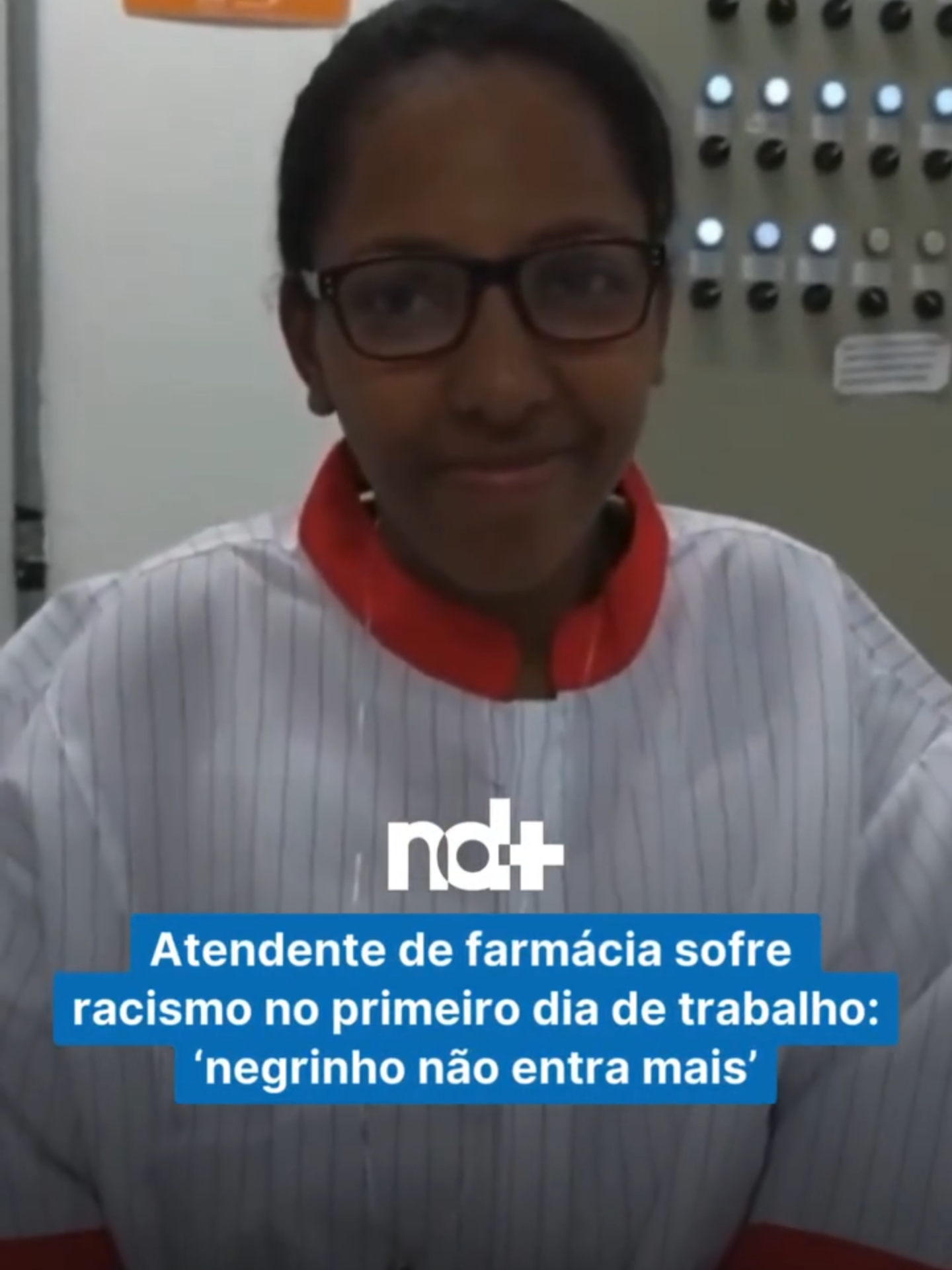 Um vídeo com ofensas racistas a uma atendente de farmácia viralizou nas redes sociais nesta semana. As imagens foram gravadas em 2018, no primeiro dia de trabalho de Noemi Oliveira Silva, em uma farmácia da rede Raia Drogasil, localizada em São Caetano do Sul, na Grande São Paulo. O vídeo foi publicado pela própria ex-funcionária, o que trouxe o caso à tona. A Justiça do Trabalho condenou a rede Raia Drogasil ao pagamento de uma indenização de aproximadamente R$ 52 mil por danos morais a Noemi. A empresa foi considerada responsável por não garantir um ambiente de trabalho seguro e respeitoso. Além disso, foi constatado que a ex-funcionária trabalhava mais horas do que aquelas registradas oficialmente. 🎥 _noemys/TikTok/Reprodução #farmácia#racismo#internet#indenização#sp