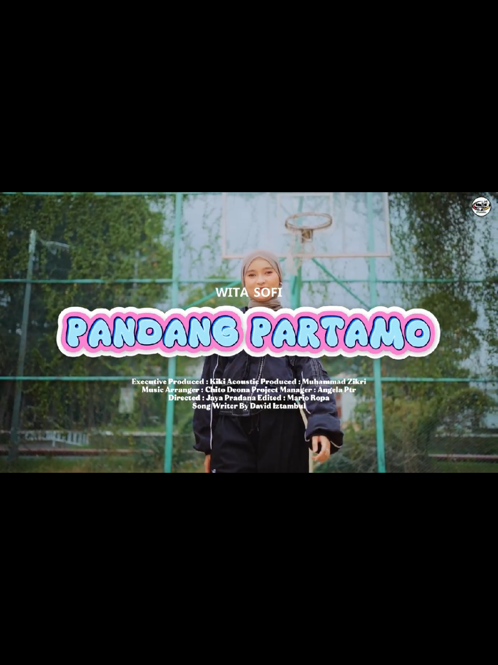 Wita Sofi - Pandang Partamo (Official Music Video) - Remix Minang Timur Terbaru 2025 ----------------------------------- Credit Audio Video : Artis : Wita Sofi Judul : Pandang Partamo Song Writer : David Iztambul Executive Produced : Kiki Acoustic Produced : Muhammad Zikri Music Arranger : Chito Deona Project Manager : Angela Ptr Directed : Jaya Pradana Edited : Mario Ropa Produksi : ©MinangTimurProduction © 2025 Minang Timur Production. All Rights Reserved. Hak Cipta Dilindungi Undang-Undang. ------------------------------------ Lyric : Dek ulah pandang partamo Bagarah manjadi cinto Taraso lai takato tido Galak nan manih adiak denai tadayo 2x Badabok darah di dado Katiko jalan baduo Disitu denai nyatakan cinto Tajawek kato samo manaruah raso 2x Sayang - sayang baribu kali sayang Cinto denai hanyo ka adiak surang Hati babungo kambang Takuik baransuah hilang Tuhan tolong jago cinto kami ko Satukanlah hinggo barumah tanggo Untuak salamonyo Sampai di ujuang nyao ------------------------------------ Jangan Lupa Untuk Subscribe Chanel Minang Timur Production Ya Untuk Selalu Dapat Update Terbaru Dari Chanel Minang Timur Production Subscribe :    / @minangtimurproduction   ------------------------------------- Follow Minang Timur Production : Instagram :    / minang_timu.  ​. TikTok :    / minangtimurpr.  ​. Subscribe :    / @minangtimurproduction   ------------------------------------ Yang Lain Dari Minang Timur Production Nyong Dari Timur :    • Wita Sofi Ft Juan Reza - Nyong Dari T...   Nona Minang :    • Juan Reza - Nona Minang (Official Mus...   Minang Timur Barayo :    • Trio Minang Timur Ft Juan Reza-Jacson...   ------------------------------------ #pandangpartamo​ #witasofi​ #davidiztambul​   #laguminang​ #lagutiktokviral​ ​ ​ ​ ​ ​ ​ ​ ​ ​ ​ ​ ​ ​ ​ ​ ​ ​ ​ ​ ​ ​ ​ ​ ​ ​ ​ ​ ​ ​ 
