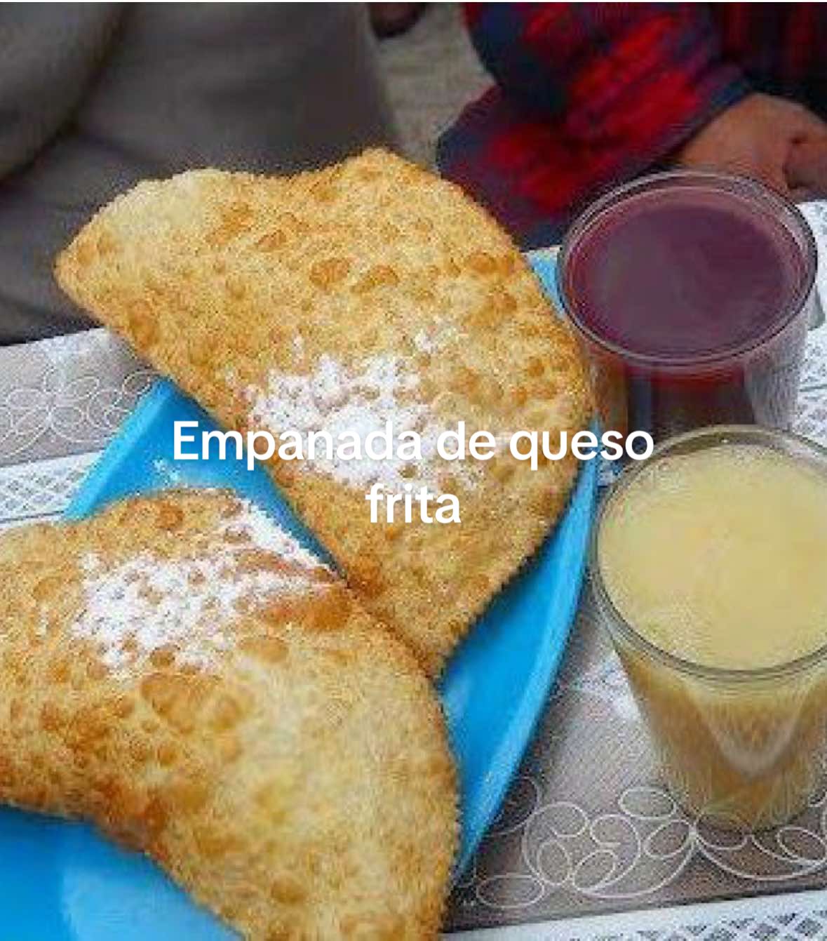 Empanadas de queso fritas o Pastel .Ustedes lo pidieron y les comparto esta receta con mucho cariño es uno de mis  tesoritos guardados ♥️ una Caserita me la enseñó hace muchos años y ahora yo se las trasmito ☺️🇧🇴 todo boliviano debe guardar esta receta  Ingredientes:                                  🧀4 tazas de harina                                      🧀1 cd de azúcar                                       🧀1/2 col de sal                                             🧀2 cd de manteca derretida caliente           🧀c/n de agua caliente                          🧀Queso criollo san Javier   🧀Aceite para freír  . . . Atte. ✨Laurita León  #empanadas  #pasteleria #lauritaleon #boliviano #comidaboliviana @Ibai 