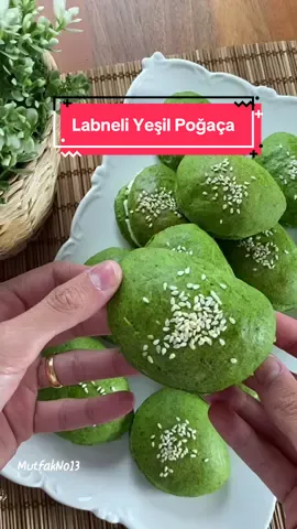 Son zamanlarda çok popüler olan harika bir tarif ile geldim Labneli Yeşil Poğaça 👌🏼 100 gr tereyağı 1 yumurta 1 paket kabartma tozu 1 yemek kaşığı şeker 1 tatlı kaşığı tuz 100 gr krema 1 su bardağı ıspanak püresi (250 gr ıspanak) 4.5 su bardağı un (kontrollü bir şekilde ekleyin ele yapışmayan hamur elde edilecek) İçi için 300 gr Labne peyniri Öncelikle labneyi sıkma torbasına ekleyip dolaba kaldırıyoruz. Siz isterseniz kaşık ile de koyabilirsiniz. Ispanaklarımızı bir bardak su ile 5 dakika haşlıyoruz. Suyunu süzüp blenderdan geçiriyoruz. Yoğurma kabımıza tereyağ, yumurta, şeker, krema, tuz ve ıspanağı ekleyip iyice karıştırıyoruz. Kabartma tozu ekleyip ununu kontrollü bir şekilde ekleyip yoğuruyoruz. Ele yapışmayan bir hamur elde edince 30 dakika dinlendiriyoruz. Küçük bezeler haline getirip merdane yardımıyla açıyoruz. İçlerini labne ile doldurup kapatıyoruz. Bardak yardımıyla şekiller veriyoruz. Üzerine yumurta beyazı sürüp Susam serpiyoruz. Önceden işitilmiş 200° fırında fansız alt üst ayarda 15 dakika pişiriyoruz. Siz pişirme süresini kendi fırınınıza göre ayarlayabilirsiniz. Afiyet olsun 🌸 #fyp #keşfet #trending #viral #pogaca 