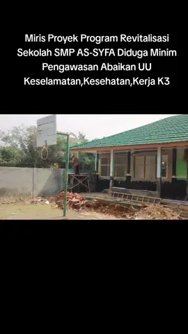 Miris Proyek Program Revitalisasi Sekolah SMP AS-SYFA Diduga Minim Pengawasan Abaikan UU Keselamatan,Kesehatan,Kerja K3 Subang.KPKsigapchanel.- Proyek Bantuan Pemerintah Program Revitalisasi Satuan Pendidikan di SMP AS-SYFA Desa Rancabango Kecamatan Patok Besi Subang, yang bersumber dari Dana APBN Tahun 2025 dengan Total Biaya Rp 1.649.000.000 waktu pelaksanaan 120 Hari kalender dilaksanakan panitia pembangunan satuan pendidikan SMP AS-SYFA Rancabango diduga tidak Tranfaran. Ketika Awak media kedapatan ada Panitia pembangunan yang sedang pengawas pembangunan Ustd Ayi dari pihak Sekolah  di lokasi tersebut enggan memberikan komentar nya, bahkan saat mau di konfirmasi kita disuruh menunggu dulu, tapi sampai Berjam jam ditunggu tidak kunjung datang, seakan menghindar dan Alergi awak media saat akan di konfirmasi terkait para pekerja yang tidak menggunakan Alat Pelindung Diri dan tidak ada kelengkapan APD, seperti Helm, rompi, sepatu, semuanya padahal sudah dibayarkan di dalam kontrak pelaksanaan/ RAB. Akibat minimnya pengawasan dari dinas terkait di indikasi terjadi pekerjaan asal jadi, juga terlihat beberapa para pekerja proyek tanpa memakai perlengkapan kerja seperti Alat Pelindung Diri (APD) K3, menuai sorotan publik terkesan tertutup, jauh dari azas transparansi dalam pelaksanaan kegiatan, tidak di pasang polislen Barang Aset bekas bongkaran yang berserakan tanpa ada garis pengamanan kerja maka layak di pertanyakan. Sabtu (13/09/2025) Padahal sudah jelas dalam Peraturan perundang-undangan utama yang mengatur K3 lingkungan kerja di Indonesia adalah Undang-Undang Nomor 1 Tahun 1970 tentang Keselamatan Kerja dan Peraturan Menteri Ketenagakerjaan (Permenaker) Nomor 5 Tahun 2018 tentang K3 Lingkungan Kerja. UU No. 1 Tahun 1970 menjadi dasar hukum utama yang mewajibkan perusahaan menciptakan lingkungan kerja aman dan sehat, sementara Permenaker No. 5 Tahun 2018 . Pihak Panitia terkesan kurang transparan dan juga jenis bangunan tidak dijelaskan di papan nama proyek, sehingga menimbulkan pertanyaan tentang transparansi proyek. Dari pantauan di lokasi pekerjaan tersebut, diduga tak sesuai dengan petunjuk teknis dan RAB yang ada,  Semakin kuat dugaan adanya indikasi kurangnya transparan dan ada hal yang di tutupi, hingga menuai pertanyaan ada apa dengan program revitalisasi pembangunan yang ada di SMP AS-SYFA sehingga kenapa harus menghindar dari Awak Media ?? Awak media Sudah berupaya untuk melakukan konfirmasi terkait kegiatan proyek pembangunan tersebut demi perimbangan berita dalam pemberitaan terhadap Panitia Pembangunan Satuan Pendidikan sekolah, baik secara langsung ke sekolah dan juga melalui Via pesan WhatsApp, namun tetap belum dapat ditemui dengan alasan ada tamu, hingga berita ini diturunkan belum ada jawaban dan klarifikasi dari pihak sekolah khususnya Kepala Sekolah dan pengawas lapangan. Dalam konteks ini, penting bagi pihak sekolah dan dinas pendidikan untuk memastikan bahwa proyek revitalisasi sekolah dilaksanakan dengan transparan dan akun tabel, selain itu perlu dilakukan pengawasan yang efektif untuk memastikan bahwa pekerjaan dilaksanakan  sesuai spesifikasi sesuai kualitas atau kuantitas mutu bangunan tersebut. Reporter.       : Ujang Suryana Editor.            : Mang Subang 
