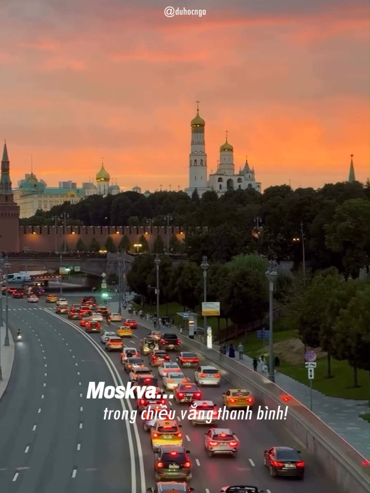 🌆 Chiều Moskva – nơi thời gian như chậm lại, để gió rì rào trên hàng bạch dương, để tiếng hát vang lên như gọi về miền ký ức. Có một Moskva thanh bình, trầm lắng… và cũng có một Moskva hiện đại, rực rỡ, luôn đổi thay từng ngày. Nhưng trong lòng mỗi người từng gắn bó, Moskva vẫn mãi là miền thương nhớ – vừa cổ kính, vừa trẻ trung, nơi ta luôn muốn trở về. 💙 🎵 Trích bài hát “Chiều Moskva” do Nghệ sĩ Nhân dân Quang Thọ thể hiện. 👉 Theo dõi kênh chính thức Du học Nga để cùng đi tiếp hành trình cảm xúc với nước Nga! 🇷🇺✨ #Moscow #DuHocNga #ChieuMoscow #NuocNga #hocbongnga #68nguyenchithanh #duhocnga🇷🇺 #duhocsinhnga