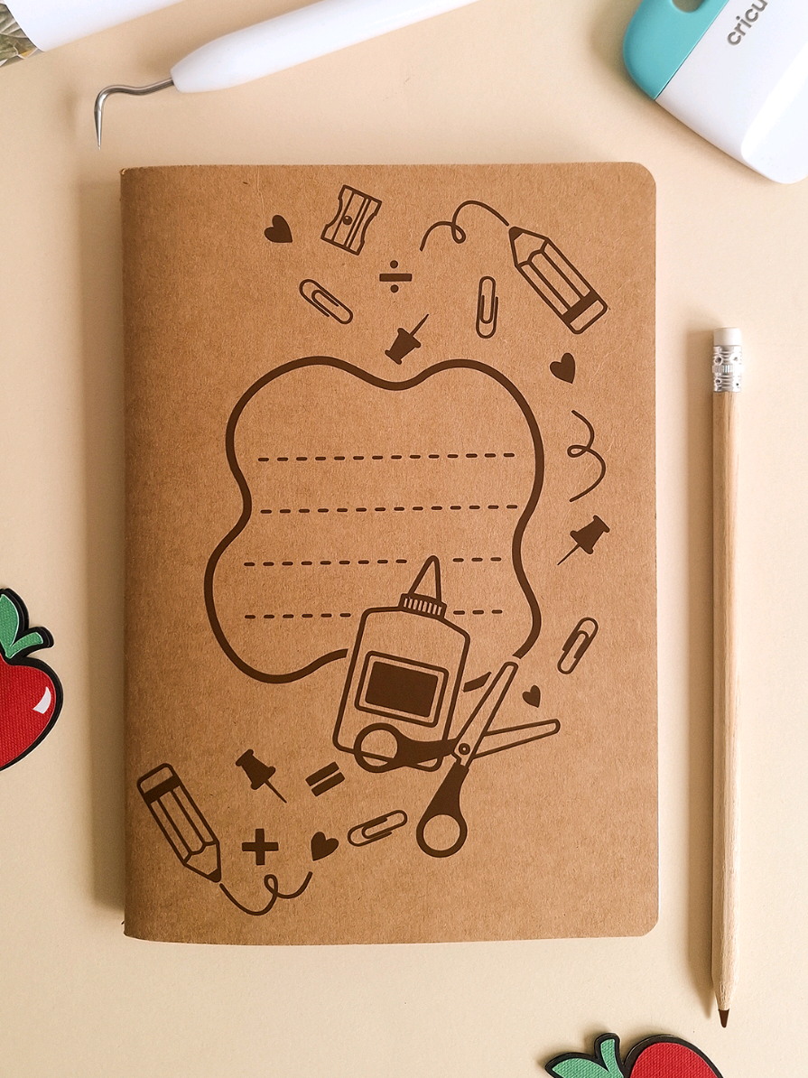 DIY Notebook Cover ✏️📘 Realizza con me la copertina di un quaderno tutta da personalizzare usando il vinile! @Cricut Italia @Cricut  #cricut #cricutitalia #cricutproject #vinyl #DIY #covernotebook #personalized  #cricutbacktoschool #cricutdiy  #cricutmade #cricutmaker #cricuttututorials #vinyltutorial 