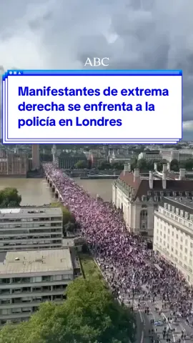 🔴 La jornada de protestas que ha congregado en el centro de Londres a más de 100.000 personas, según datos oficiales, ha quedado marcada por los enfrentamientos con la Policía, que denunció agresiones a varios agentes tras los intentos de un grupo de manifestantes de extrema derecha de romper el cordón de seguridad que separaba a las dos movilizaciones convocadas en la capital británica.  La Policía Metropolitana confirmó que algunos de sus oficiales fueron atacados con objetos en Whitehall y que se vieron obligados a emplear la fuerza para evitar que se superaran las barreras establecidas. Y es que según estimaciones de la propia policía, unas 110.000 personas asistieron a la manifestación denominada «Unite the Kingdom» (Unir el Reino), convocada por el activista de extrema derecha Tommy Robinson  #Manifestación #ReinoUnido #Londres #Inmigración  #ComfortSegredos 