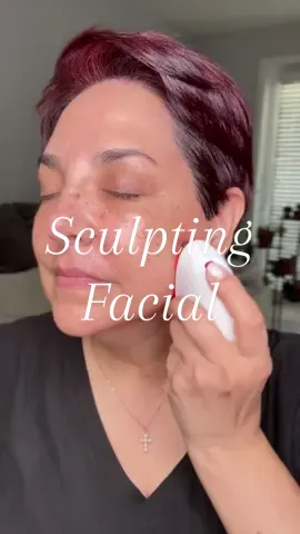 Sculpting Facial ✨😉 Vin está mauinita es como si me diera una sesión de gym en casa. Me da masaje, me ayuda a desinflamar, desvanecer líneas de expresión, aclarar la piel y la vitaliza. #sculptress #skincare #liftingfacial #cuidadofacial #CarminBeauty @rikilovesriki 