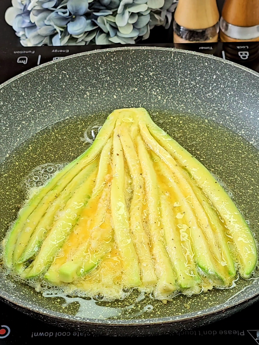 A housewife from India taught me how to cook zucchini so deliciously, tastier than meat!✅️Recipe ✅️ Zucchini Salt to taste 🧂 Black pepper Egg 🥚 🥚 A little flour Vegetable oil Bon appetit to you my dear friends 🤗 #food #recept #cooking #zucchini 