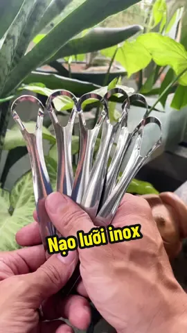 Cạo lưỡi inox chăm sóc răng miệng giúp sạch miệng thơm tho hơn. #dungthatriviuthat #caoluoi #caoluoiinox #caoluoinguoilon #caoluoichamsocrangmieng 