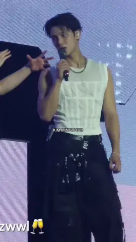 HIS LOOK AND BODY ROLLS?!?! 😫😫 #mingyu #kimmingyu #seventeen17_official #fyp #foryoupage 