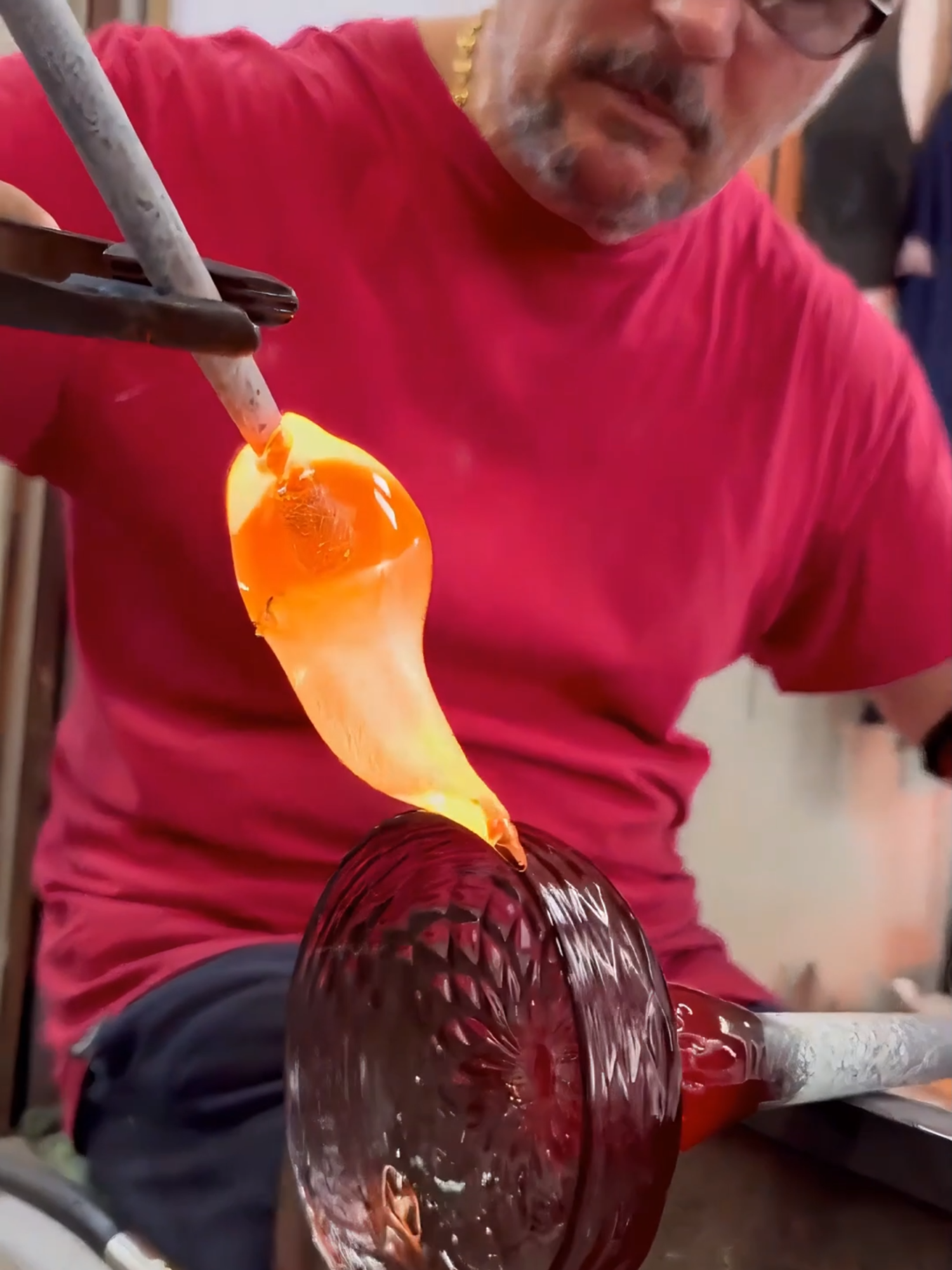 Regardez le verre se transformer sous vos yeux à Murano #sylcom #glasswork #artisanal #murano