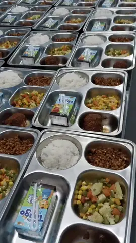 Kondisi Dapur Makan Bergizi Gratis Desa Majangtengah Kecamatan Dampit Kabupaten Malang atau yang disebut juga SPPG yaitu Satuan Pelayanan Pemenuhan Gizi, yaitu unit dapur produksi yang bertugas menyiapkan dan mendistribusikan makanan bergizi untuk program Makan Bergizi Gratis (MBG) bagi siswa di berbagai tingkatan pendidikan.  SPPG bekerja sama dengan Badan Gizi Nasional (BGN) dan didukung oleh ahli gizi serta akuntan untuk memastikan kualitas nutrisi, kebersihan, dan kelancaran operasional dapur #makan #mbg #prabowo #sekolah #siswa 