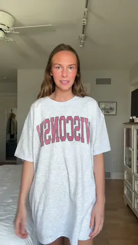 Love this oversized vintage tshirt #vintagetshirt #collegetshirt 