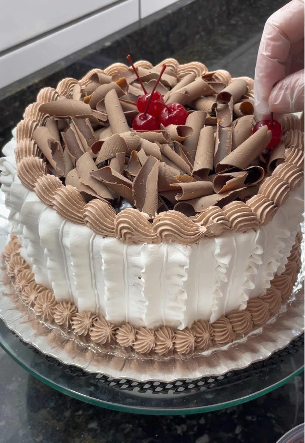 Inspiração para decoração de bolo neutro #raspasdechocolate #decorandobolo #chantilly #fyp #cereja 