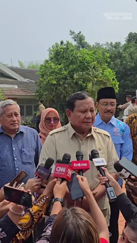 Presiden Prabowo Subianto meninjau langsung Sekolah Rakyat Menengah Atas 10 Jakarta Selatan (11/9). Beliau menegaskan komitmen pembangunan 500 sekolah rakyat untuk menghadirkan pendidikan berkualitas bagi anak-anak Indonesia, khususnya dari keluarga kurang mampu. Simak pernyataan lengkap Presiden Prabowo pada video berikut. #SetahunBerdampak 
