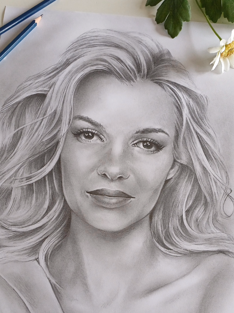 In memorian to Iryna Zarutska - the 23-year old ukrainian refugee whose life was cut short because of the color of her skin. Her legacy deserves more, and this is my humble homage to her. Rest in peace 💚 #iryna #irynazarutska #racism #pencilart #portrait 