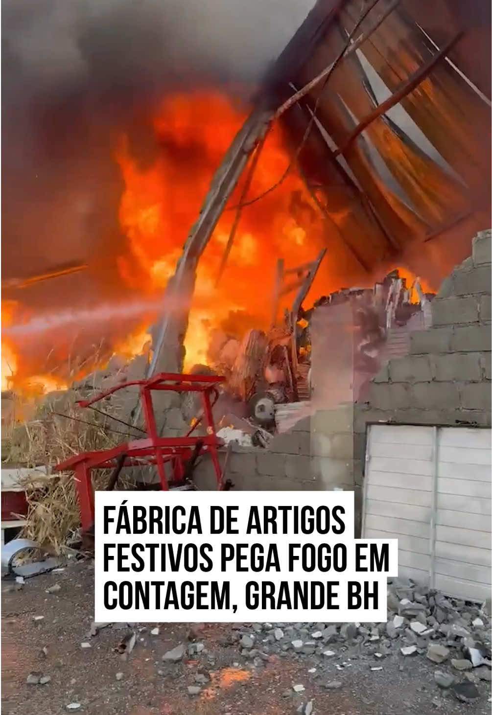 Uma fábrica de confecção de artigos natalinos e festivos em Contagem, na Região Metropolitana de #BeloHorizonte (#MG), pegou fogo no início da manhã deste sábado (13/9). O incêndio de grandes proporções provocou uma densa fumaça preta. Não há registro de vítimas. O imóvel, localizado no bairro Água Branca, continha materiais sintéticos e de madeira. Segundo o Corpo de Bombeiros de Minas Gerais, o calor do fogo provocou danos estruturais generalizados no local. A operação mobilizou oito viaturas e cerca de 21 militares. #TikTokNotícias 