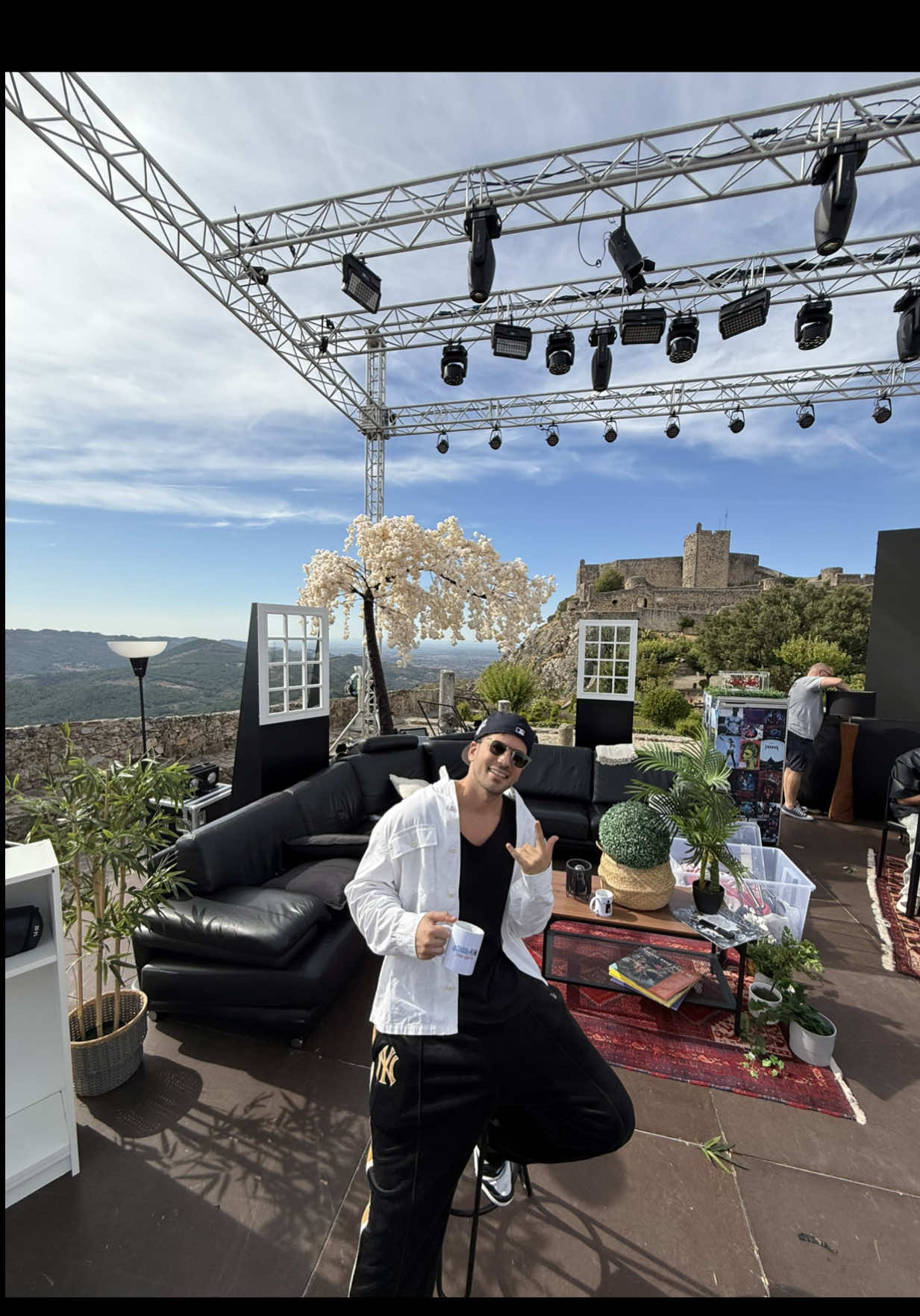 Amanhã temos a nossa Última Dança em Monte Gordo, pelas 22h. Nem acredito que vou mesmo fazer esta pausa… já começo a sentir saudades dos palcos. 🩵 Mas para nos despedirmos em grande, volto com uns últimos concertos da Minha Casa Tour para estar mais próximo de vocês. 🔥 Temos experiências únicas onde podes ter acesso a um momento de Meet & Greet exclusivo comigo, assistir ao soundcheck e, se parece bom, ainda ofereço uma peça de merch oficial para andares sempre galáctico. 💥 #davidcarreira #fyp #parati #concerto #minhacasa 