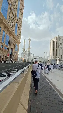 umur segini Healingnya cuma pengen bisa sholat langsung dimesjidil Haram' saja Aamiin 🤲