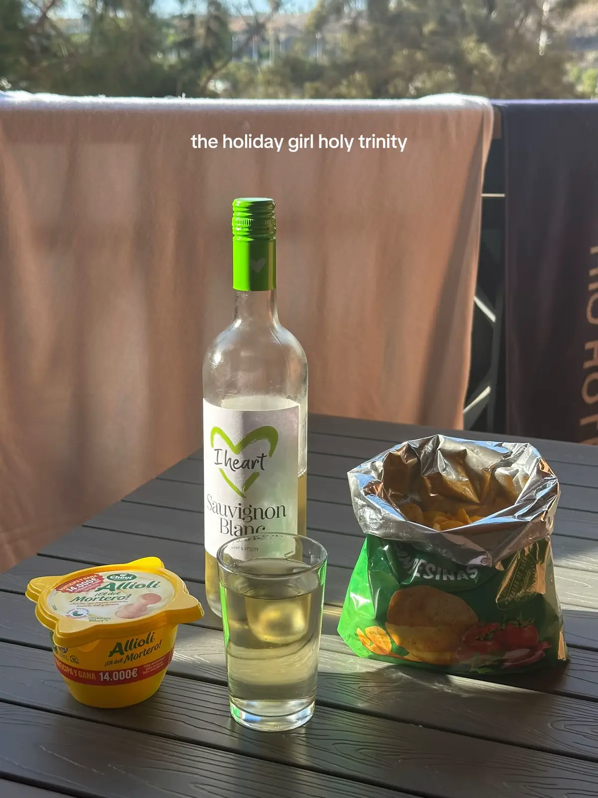 name a better combo…I’ll wait 👀 #holidays #holidayaesthetic #sauvyb #aioli #layschips 