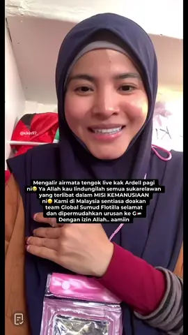 Misi SUMUD Nusantara Flotilla bukan misi berp€rang. Mereka tidak membawa s€njata, tidak sekali-kali dilzinkan membawa sebarang unsur kegan4san. Yang mereka bawa hanyalah amanah besar dari hati rakyat Asia iaitu bantuan makanan dan perubatan untuk saudara kita di G🇵🇸. Bantuan ini pula bukan hanya dari Muslim, malah lebih ramai sebenarnya datang daripada insan non-Muslim yang turut sama tersentuh hati. Inilah bukti bahawa ini kisah kemanusiaan, bukan p€p€rangan. Kapal-kapal kecil yang berlayar ini umpama doa dan harapan yang dibawa dari hati-hati kita semua, menuju ke bumi G🇵🇸 yang diuji. Mereka tahu perjalanan ini penuh risik0, tetapi strategi mereka jelas iaitu sebarkan cerita ini ke seluruh dunia. Sebab itu para peserta sering buat siaran langsung, berkongsi perkembangan agar dunia lebih cakna. Orang yang pergi berp€rang tidak akan update misi mereka. Tapi misi ini terang lagi nyata : MISI KEMANUSIAAN #sumudnusantara #misikemanusiaan #globalsumudflotilla #ardellaryana 