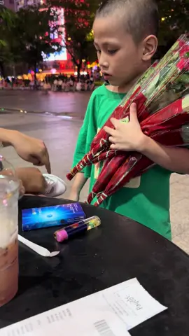 Mình vừa ngồi ở phố đi bộ Nguyễn Huệ uống nước , các bạn gặp bé này thì nên tránh nhé , ko biết nên trách đứa nhỏ hay trách người nuôi dưỡng bé nữa . Thấy tội mua giùm mà thêm phiền phức , nếu bé nói chuyện lễ phép đàng hoàn thì mình đã ko chấp nhất bé rồi , ép mình phải lấy 3 cây bông Hồng có kim tuyến , cuối cùng mình đã trả lại ko lấy nhưng em nhất quyết ko chịu trả tiền lại cho mình vẫn ép mình lấy 3 cây bông Hồng kim tuyến . Tiền mất tật mang ko nói gì , nhưng mình rất bực khi cách em này nói chuyện, khi các bạn gặp nên né nhé tránh phiền phức 