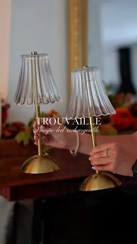 Je déteste les grosses lumières agressives le soir 😵‍💫 Du coup, j’installe plein de petits points de lumière douce un peu partout à la maison. Et cette lampe rechargeable sans fil est juste parfaite : elle passe partout, elle est jolie, et elle crée tout de suite une ambiance plus calme. Je l’utilise même dans la cuisine quand je range le soir ✨ 🛒 Le lien est dispo dans ma bio, dans ma boutique Amazon ! Et toi, tu préfères quoi le soir ? Grosse lumière ou ambiance tamisée ? 🌙 #trouvaille #fyp #cosy #amazonmusthaves #astucetiktok 