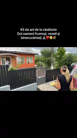🙏🏼🎂 Au sărbătorit de curând 45 de ani de căsătorie. Doamna Mioara a împlinit tot de curând o frumoasă vârstă, iar dl Costel mâine va împlini 70 ani. Din care jumătate i-a împărțit cu cea lângă care și-a găsit liniștea. ❤️ 🥹 Din dragostea dânșilor s-au născut 3 fete, una mai recunoscătoare ca alta. Pentru că îi au în viață sănătoși. Că pot să le mulțumească pentru viață și pentru tot ce au putut să le ofere. Deși nu pare, tata e cel mai sensibil, mama și-a păstrat frumusețea tinereții, iar zâmbetul ei împrăștie o căldură divină.  🤗☺️ 🥂 Ne bucurăm că le-am putut aduce o mică bucurie. Le mulțumim mult fiicelor pentru încrederea acordată. La mulți ani minunați, oameni frumoși! Să rămâneți la fel peste ani, uniți, fericiți, dar mai ales sănătoși. ❤️🥹🙏🏼 #foryouuu #fatacusurprizele #surprizeladomiciliu #emotii #parinti @GYX 