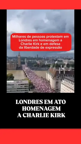 Multidão ocupa Londres em ato  HOMENAGEM A CHARLIE KIRK  O centro de Londres foi tomado neste sábado (13) por uma multidão que atendeu à convocação do ativista britânico Tommy Robinson. O movimento, batizado de “Unite the Kingdom” (Unir o Reino), reuniu milhares de pessoas em defesa da liberdade de expressão e em homenagem ao ativista americano Charlie Kirk, assassinado na última quarta-feira (10). Segundo Robinson, “milhões participaram do nosso evento ‘Por Nosso Reino Unido’”. Já veículos como BBC e The Times estimaram a presença de cerca de 100 mil manifestantes, um dos maiores atos recentes no país. O protesto destacou o clima crescente de polarização política no Reino Unido e trouxe ao debate internacional o impacto da morte de Kirk, que gerou repercussão em diversos movimentos conservadores pelo mundo.   #CharlieKirk #reels #viral #Londres #fyp 