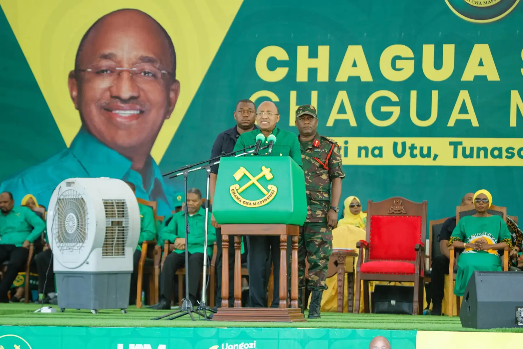 📌 DKT MWINYI AZINDUA  KAMPENI ZA CCM ZANZIBAR  Mgombea Urais wa Zanzibar kupitia CCM, Makamu Mwenyekiti wa CCM Zanzibar ambaye pia ni Rais wa Zanzibar na Mwenyekiti wa Baraza la Mapinduzi Dkt. Hussein Ali Mwinyi, leo tarehe 13 Septemba 2025 amezindua rasmi kampeni za Chama Cha Mapinduzi katika Uwanja wa Mnazi Mmoja, Mjini Magharibi. Ameahidi kuendeleza kasi ya maendeleo endapo atachaguliwa tena, akisisitiza amani na mshikamano kuwa msingi wa maendeleo. Vipaumbele vyake ni pamoja na: ✅ Elimu na Afya ✅ Kilimo na Viwanda ✅ Ujenzi wa miundombinu ✅ Ajira kwa vijana (zaidi ya 350,000) ✅ Mikopo na uwezeshaji wananchi ✅ Nyumba za makaazi na hifadhi ya jamii Halikadhalika, Dkt. Mwinyi amesema uchumi wa Zanzibar umekua kwa 7.4%, na Serikali ijayo inalenga kuongeza kasi hiyo kupitia uwekezaji, utalii na viwanda. Amesisitiza kampeni za CCM zitakuwa za kistaarabu na kuhubiri amani, huku akiomba wananchi waendelee kukiamini chama hicho na kuwachagua wagombea wake wote pamoja na Dkt. Samia Suluhu Hassan.