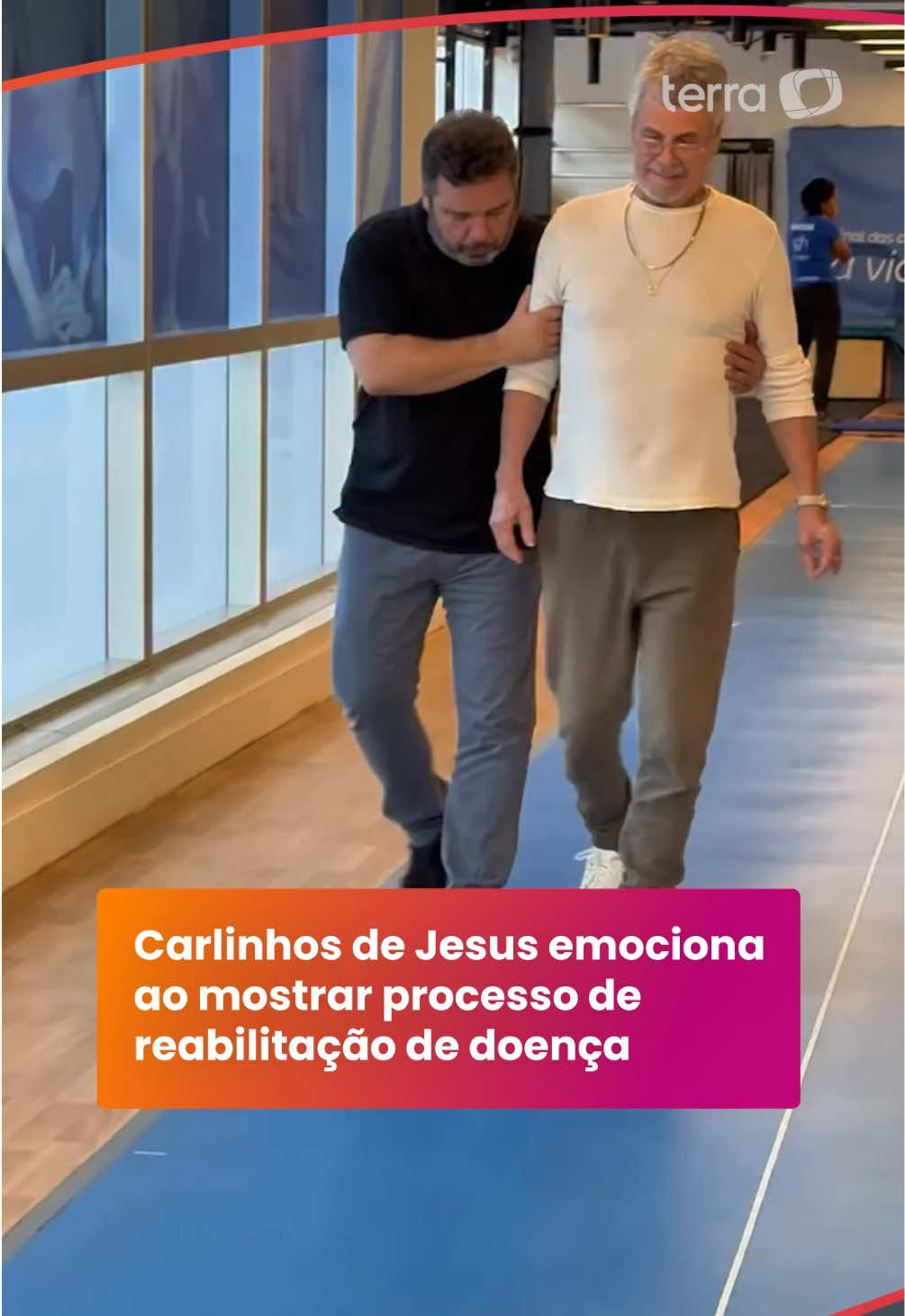 O coreógrafo Carlinhos de Jesus, de 72 anos, compartilhou no Instagram nesta sexta-feira (12) um vídeo do seu processo de reabilitação para voltar a andar após ser diagnosticado com bursite trocantérica bilateral e tendinite nos glúteos. #TerraBrasil #TerraEntrete #TerraNotícias #CarlinhosDeJesus #Saúde 🎥 Reprodução/Instagram/carlinhosdejesus
