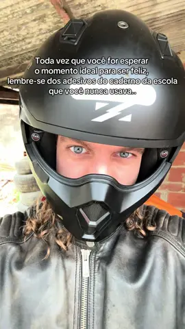 As vezes o seu sorriso verdadeiro só depende de você deixar os seus ombros relaxarem um pouco e pegar mais leve com você na autocobrança! Sorria! A vida é simples, nós que complicamos demais! 