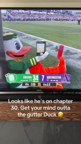 Oregon Duck never fails to entertain 🤣 Just wish he had better taste in books! 🤣 #oregon #oregonducks #fourthwing #BookTok #CollegeFootball 
