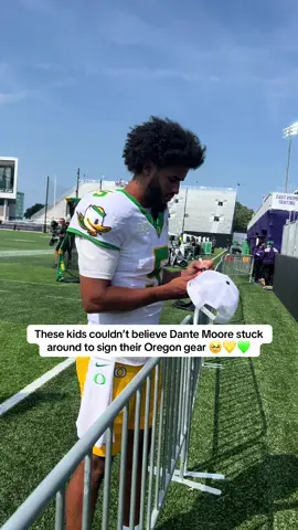 True class act from the Oregon QB 👏👏 #cfbonfox #cfb #oregon #bigten 