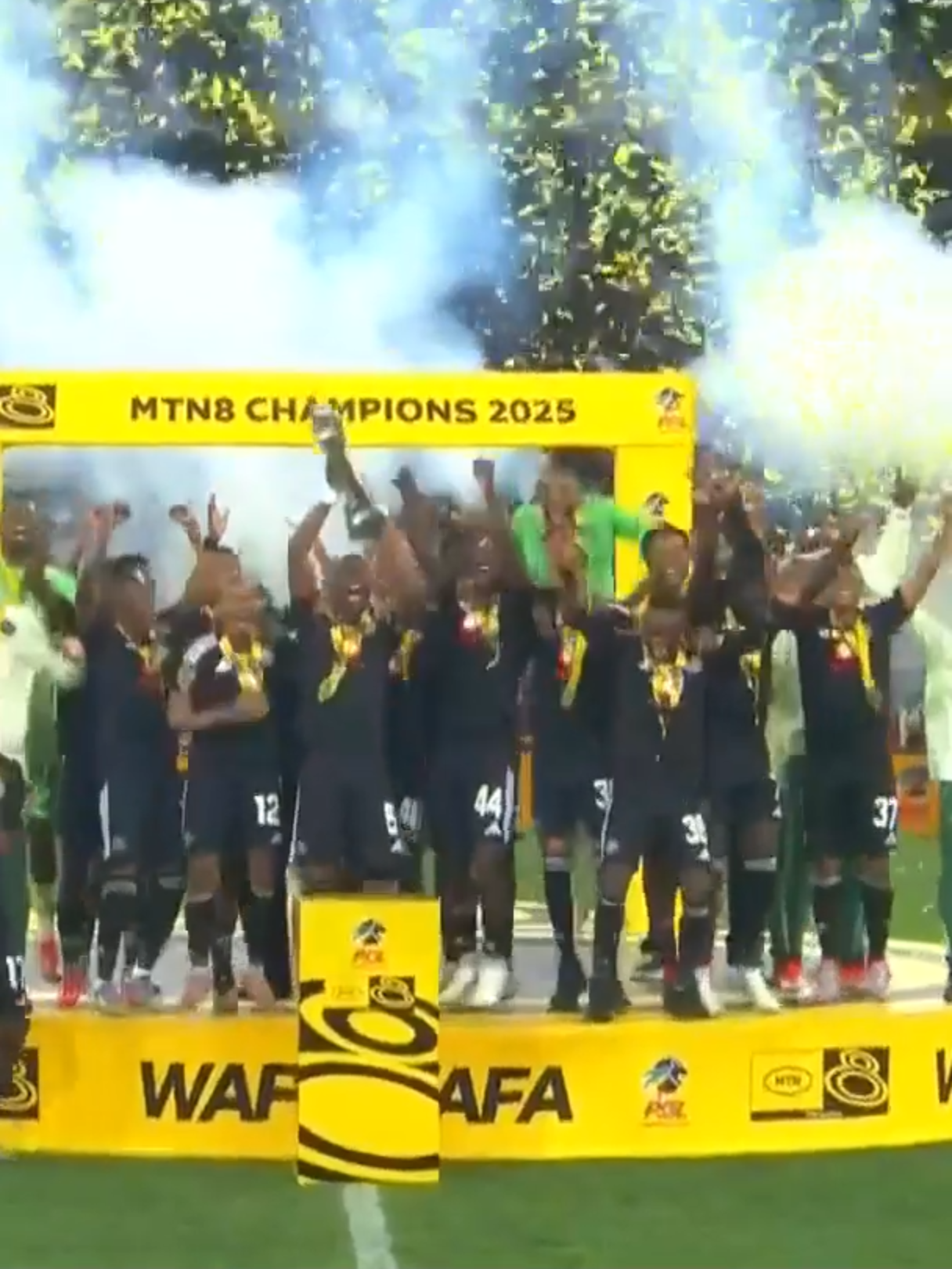 Your 14-time #MTN8 champions 🏆☠️ #SportsOnTikTok #SSDiski #OrlandoPirates #MTN8Final #TshepangMoremi