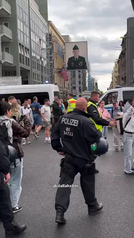 Today in Berlin, at Kochstraße, a woman was arrested during a pro-Palestinian demonstration. The reason: her sign read “From the river to the sea, we are all breaking free.” Another incident raising questions about freedom of expression and the authorities’ treatment of pro-Palestinian protest.#humanrights #fyp 